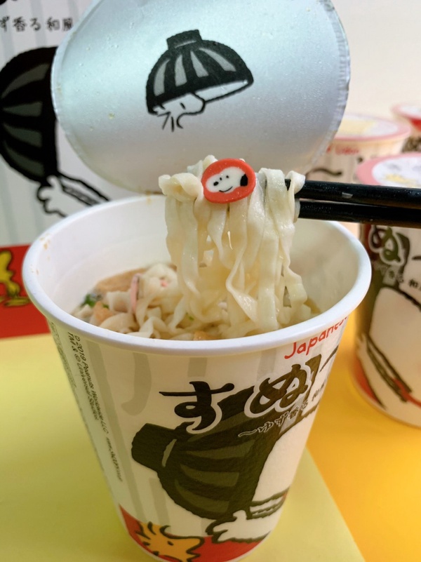 日本環球影城限定史努比泡麵~到環球影城必買伴手禮就是它了！還吃得到史努比魚板喔~