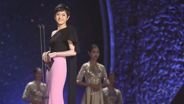 網議「誰才是真正的生圖殺手」！12女星紅毯造型精修vs未修，倪妮、劉詩詩勝過楊冪