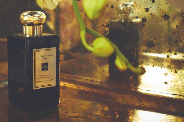Jo Malone 2020新黑瓶來了！「香根草與黃金梵尼蘭」餘韻清爽撩人，像場溫甜交織異國戀