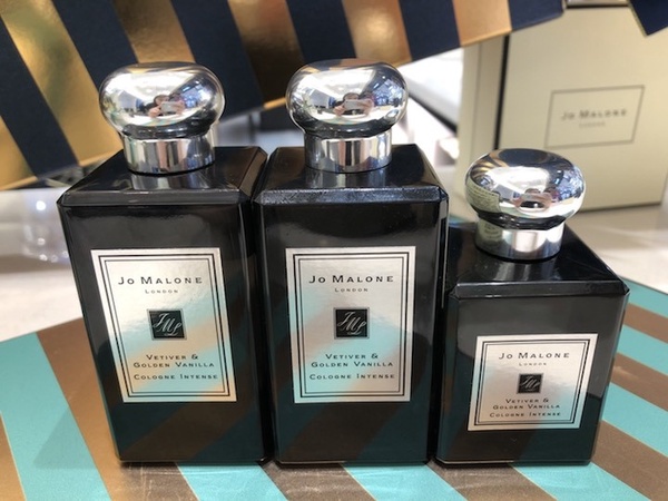 Jo Malone 2020新黑瓶來了！「香根草與黃金梵尼蘭」餘韻清爽撩人，像場溫甜交織異國戀