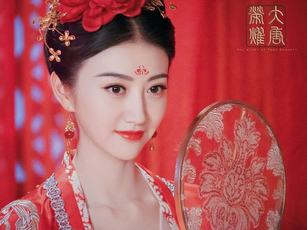 古裝劇12位「桃花妝」古裝女神!《鶴唳華亭》李一桐美,不過章子怡才真的經典