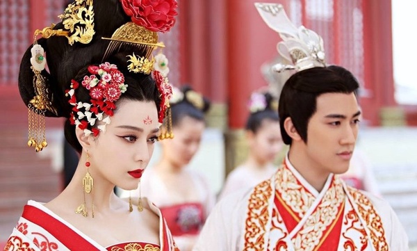 古裝劇12位「桃花妝」古裝女神!《鶴唳華亭》李一桐美,不過章子怡才真的經典