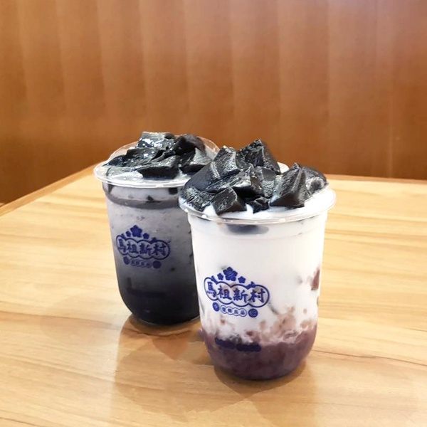 馬祖新村「粉粿紅豆鮮奶」！黑黑的芝麻粉粿加進手搖，完全沒有違和感