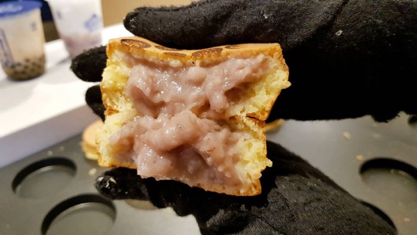 馬祖新村「粉粿紅豆鮮奶」！黑黑的芝麻粉粿加進手搖，完全沒有違和感
