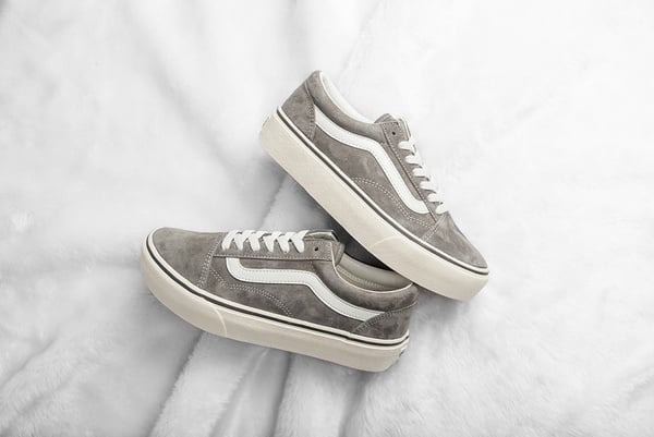 VANS「奶茶色Old Skool」推出厚底款，麂皮材質結合厚底潮流，小個子女孩必備！