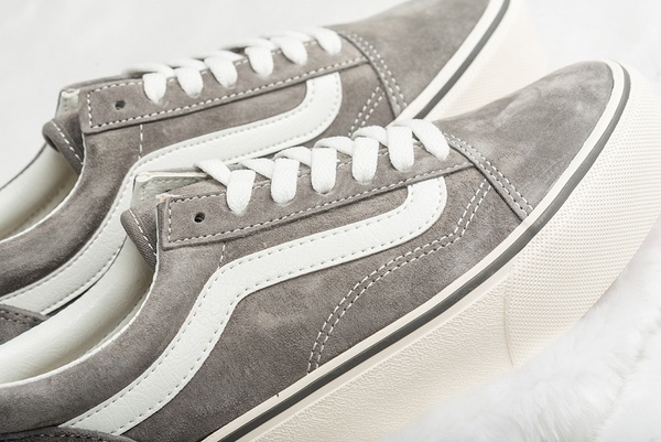 VANS「奶茶色Old Skool」推出厚底款，麂皮材質結合厚底潮流，小個子女孩必備！