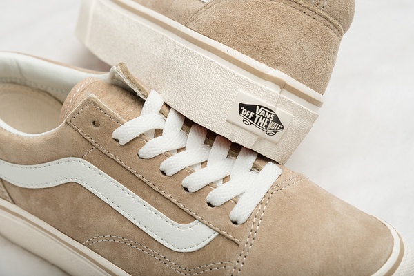 VANS「奶茶色Old Skool」推出厚底款，麂皮材質結合厚底潮流，小個子女孩必備！