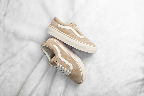 VANS「奶茶色Old Skool」推出厚底款，麂皮材質結合厚底潮流，小個子女孩必備！