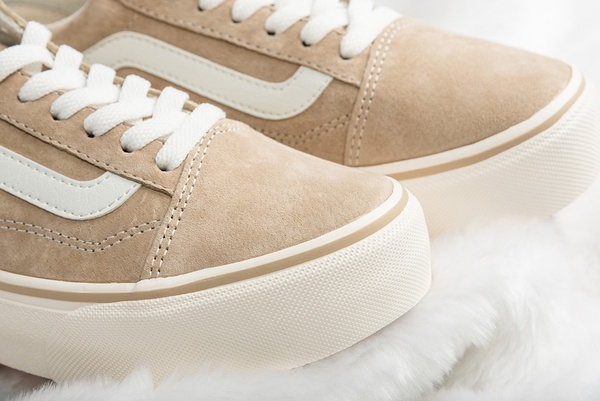 VANS「奶茶色Old Skool」推出厚底款，麂皮材質結合厚底潮流，小個子女孩必備！
