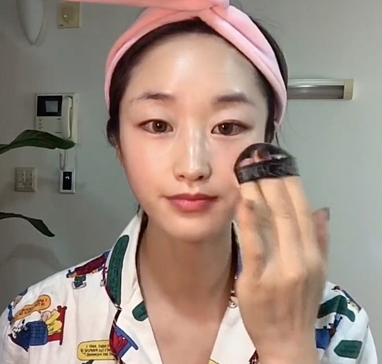 韓妞無瑕透亮妝關鍵技巧！私藏氣墊「隱藏用法」步驟，這樣上妝遮毛孔又透亮持久
