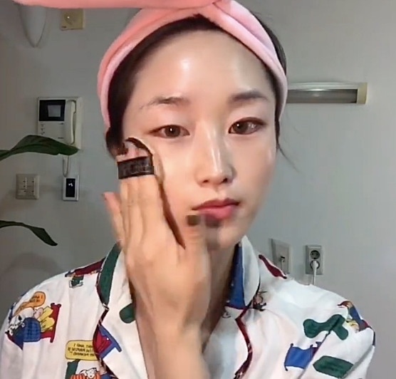 韓妞無瑕透亮妝關鍵技巧！私藏氣墊「隱藏用法」步驟，這樣上妝遮毛孔又透亮持久