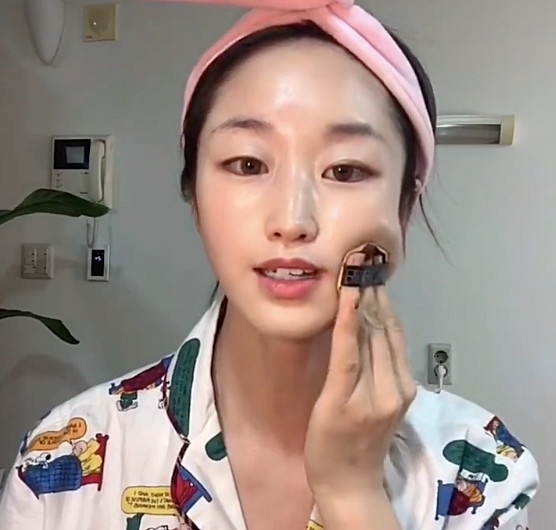 韓妞無瑕透亮妝關鍵技巧！私藏氣墊「隱藏用法」步驟，這樣上妝遮毛孔又透亮持久