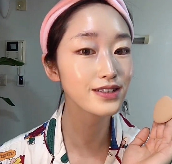 韓妞無瑕透亮妝關鍵技巧！私藏氣墊「隱藏用法」步驟，這樣上妝遮毛孔又透亮持久