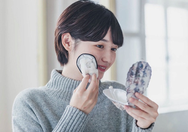 牡蠣控必備！超獵奇「牡蠣粉撲隨身鏡」＆「牡蠣抱枕」，走到哪都有牡蠣陪伴！