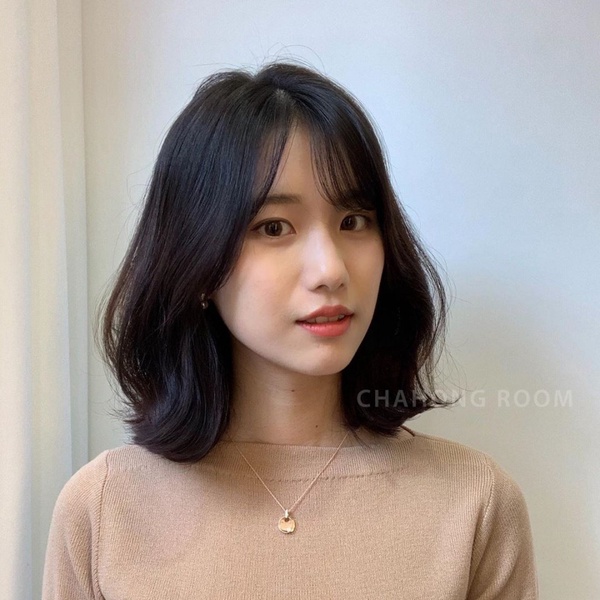 韓系「中短髮」髮型圖鑑！露出鎖骨的耳下短髮，性感甜美更能修飾臉型～