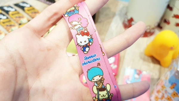 超粉嫩的Hello Kitty要佔據7-11了！加碼金莎水晶球、健達獨角獸小夜燈也不能錯過