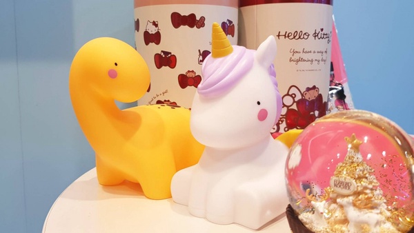 超粉嫩的Hello Kitty要佔據7-11了！加碼金莎水晶球、健達獨角獸小夜燈也不能錯過
