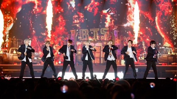 2019MAMA防彈少年團重演「帽子舞」！MAMAMOO合作JYP穿上經典塑膠裝，GOT7王嘉爾看傻！