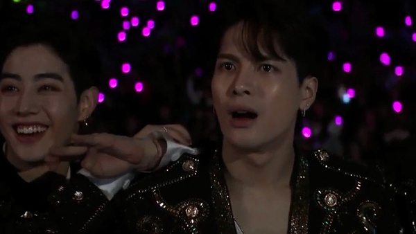 2019MAMA防彈少年團重演「帽子舞」！MAMAMOO合作JYP穿上經典塑膠裝，GOT7王嘉爾看傻！