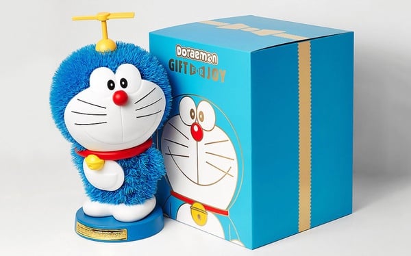 雪白哆啦A夢化身「發光聖誕樹」，還能當作小夜燈，哆啦A夢粉絲今年聖誕禮物就它了！