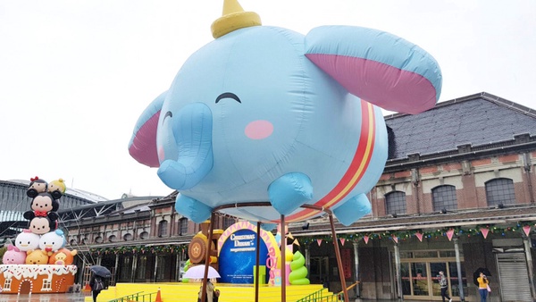 台中車站「迪士尼Tsum Tsum聖誕樹」！米奇米妮＆小熊維尼等，14尺超萌聖誕樹就在台中