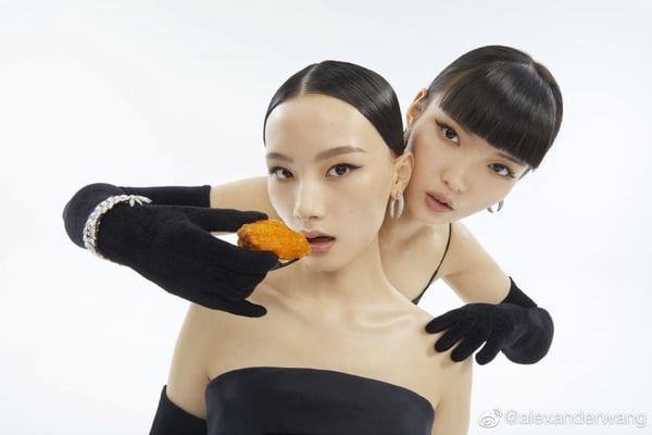 Alexander Wang X 麥當勞「野餐籃」限量300個，聖誕「黑金桶」炸雞、薯條的時尚派對！