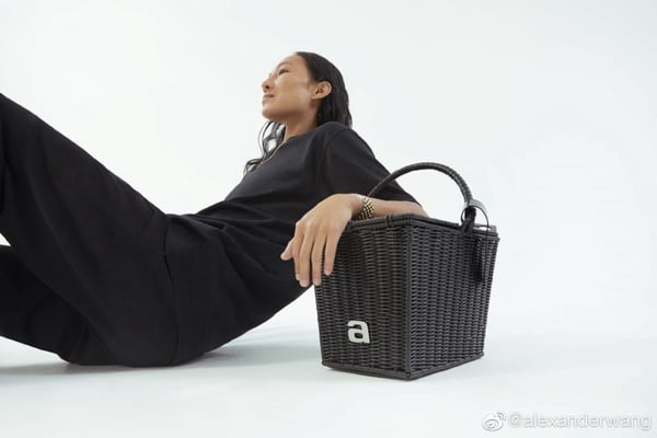 Alexander Wang X 麥當勞「野餐籃」限量300個，聖誕「黑金桶」炸雞、薯條的時尚派對！