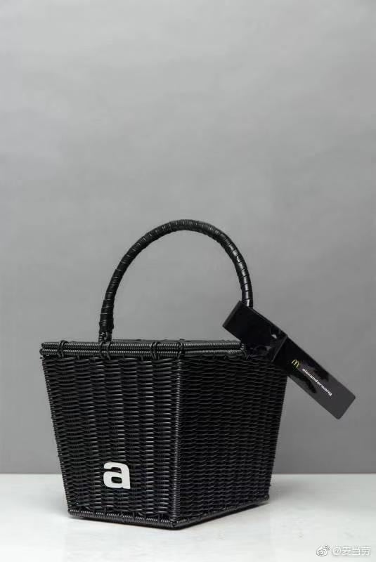 Alexander Wang X 麥當勞「野餐籃」限量300個，聖誕「黑金桶」炸雞、薯條的時尚派對！