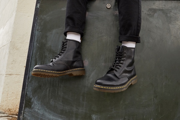 12/20 Dr. Martens 女款灰色漆皮8孔靴，驚爆價990元 (售完為止)