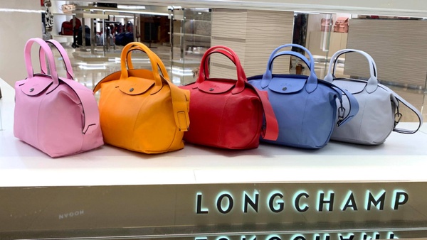 Longchamp拳頭大「奈米包」登場!小羊皮「迷你摺疊包」新尺寸開賣，侯佩岑、鬼鬼搶先揹
