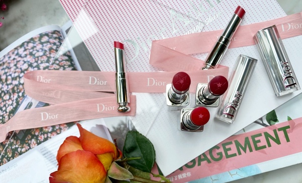DIOR「癮誘幸運星唇膏」超閃！雙層星星夾心潤度加倍、全系列零廢色，未上市先暴動！
