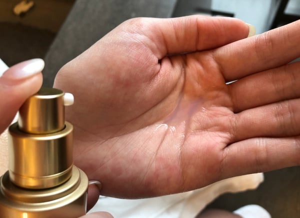睡姿錯長細紋？有睡沒有飽暗沉、毛孔粗大樣樣來！想越睡越美就交給嬌蘭蘭鑽夜精華