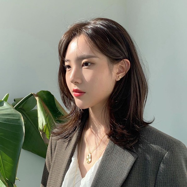 韓國2020大勢「層次剪」！髮型師推薦各長度的顯小臉髮型範本，捲度更立體、修飾臉型
