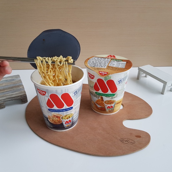 摩斯漢堡「MOS泡麵」超商開賣！海洋珍珠堡、炸雞口味MOS杯麵，鹹香滋味吃起來意外涮嘴