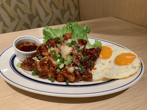 日本人氣鬆餅Eggs 'n Things推台灣限定草莓舒芙蕾鬆餅，草莓加火山鮮奶油期間限定開賣