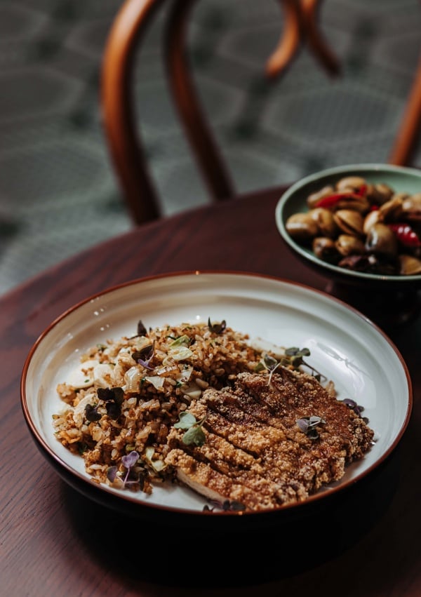 永心鳳茶新品牌「心潮飯店」開張，來這裡吃炒飯、喝調酒，讓吃台菜成為一件最時髦的事