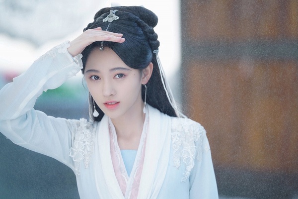 新浪票選2019年度人氣女演員TOP 10！楊紫壓倒性票數奪冠，楊冪輸給鄭爽
