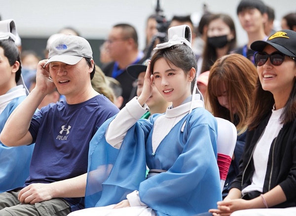新浪票選2019年度人氣女演員TOP 10！楊紫壓倒性票數奪冠，楊冪輸給鄭爽