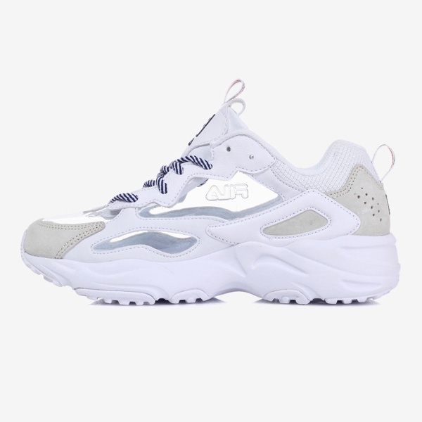 FILA「半透明老爹鞋」全台開賣！韓妞SNS狂洗版的FILA透明老爹鞋，夢幻雪白配色美哭