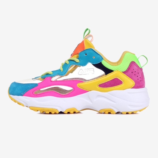 FILA「半透明老爹鞋」全台開賣！韓妞SNS狂洗版的FILA透明老爹鞋，夢幻雪白配色美哭