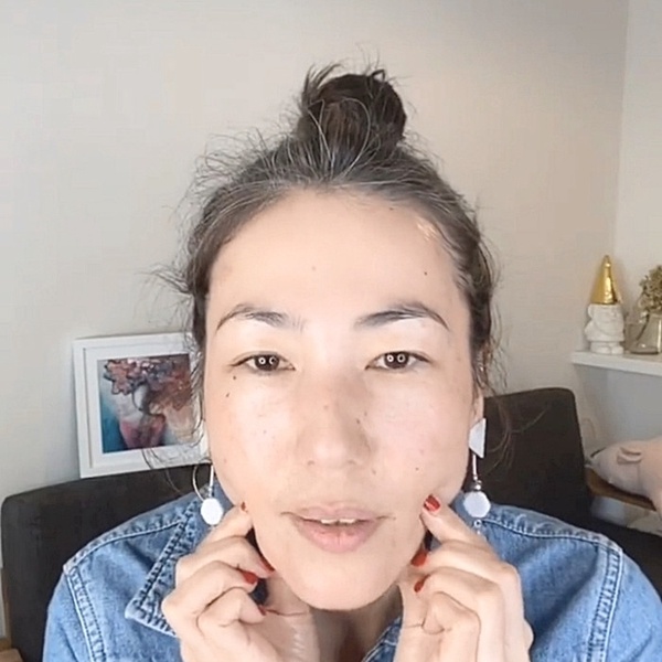 日本美容師3步驟「小臉按摩」技巧！3分鐘按壓消水腫、泡泡眼，臉部輪廓小一圈馬上有感