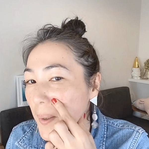 日本美容師3步驟「小臉按摩」技巧！3分鐘按壓消水腫、泡泡眼，臉部輪廓小一圈馬上有感