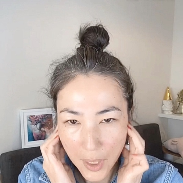 日本美容師3步驟「小臉按摩」技巧！3分鐘按壓消水腫、泡泡眼，臉部輪廓小一圈馬上有感