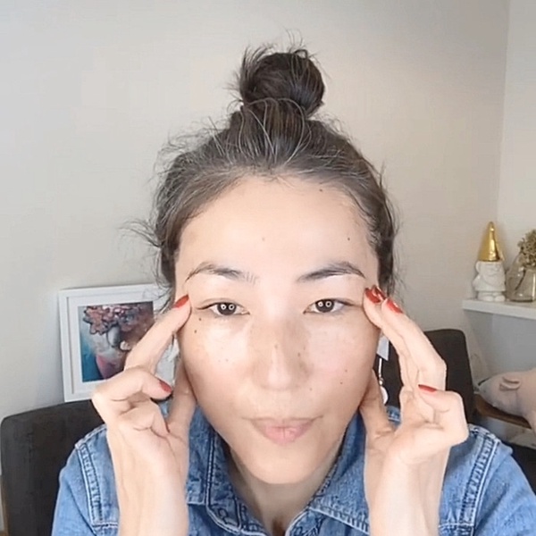 日本美容師3步驟「小臉按摩」技巧！3分鐘按壓消水腫、泡泡眼，臉部輪廓小一圈馬上有感