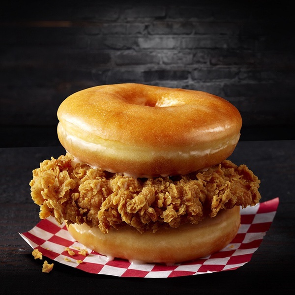肯德基xKrispy Kreme推超狂跨界新品「美式甜甜圈咔啦雞腿堡」,限時限量快閃登場
