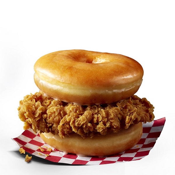 肯德基xKrispy Kreme推超狂跨界新品「美式甜甜圈咔啦雞腿堡」,限時限量快閃登場