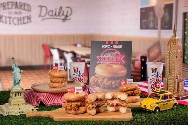 肯德基xKrispy Kreme推超狂跨界新品「美式甜甜圈咔啦雞腿堡」，限時限量快閃登場