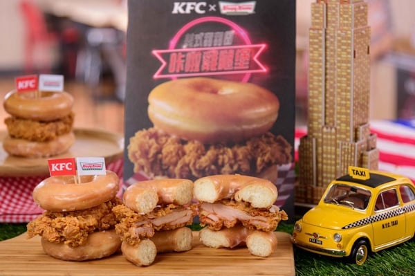 肯德基xKrispy Kreme推超狂跨界新品「美式甜甜圈咔啦雞腿堡」，限時限量快閃登場