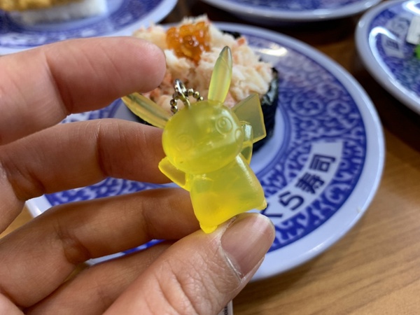 藏壽司X寶可夢推獨家扭蛋，寶貝球印章、寶可夢磁鐵、還有限定版皮卡丘吊飾等你來扭