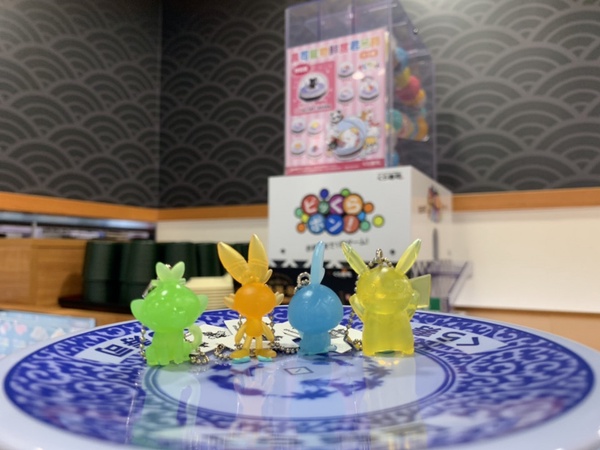 藏壽司X寶可夢推獨家扭蛋，寶貝球印章、寶可夢磁鐵、還有限定版皮卡丘吊飾等你來扭